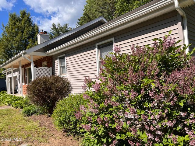 7 Sweetbriar Lane, Queensbury, NY 12804