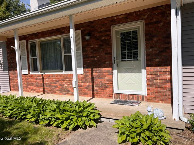 7 Sweetbriar Lane, Queensbury, NY 12804