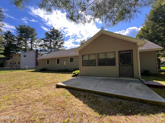 7 Sweetbriar Lane, Queensbury, NY 12804