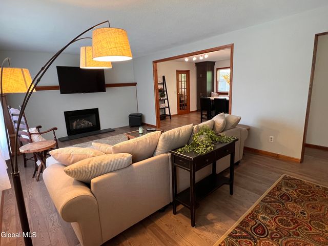 7 Sweetbriar Lane, Queensbury, NY 12804