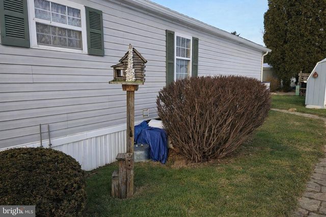 2 LOG LN, East Earl, PA 17519