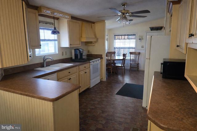 2 LOG LN, East Earl, PA 17519