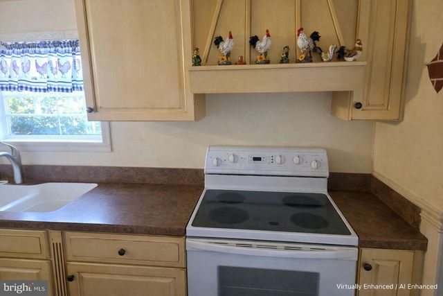 2 LOG LN, East Earl, PA 17519