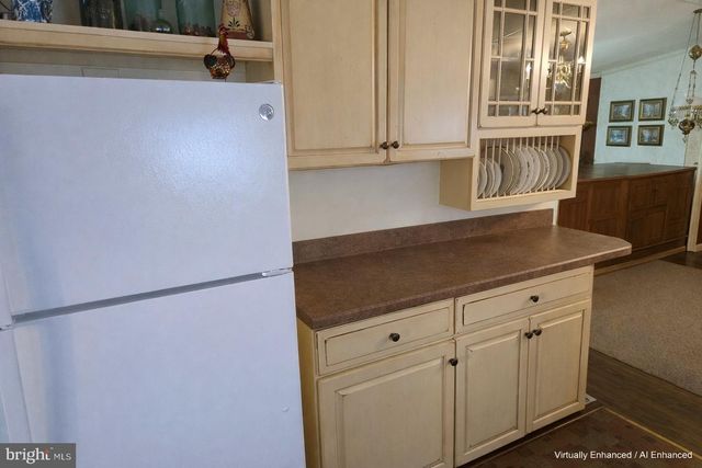 2 LOG LN, East Earl, PA 17519