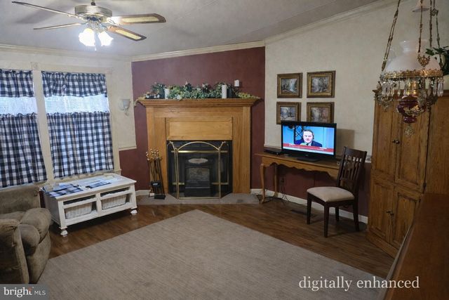 2 LOG LN, East Earl, PA 17519