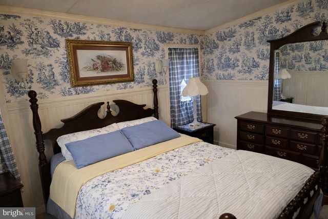 2 LOG LN, East Earl, PA 17519