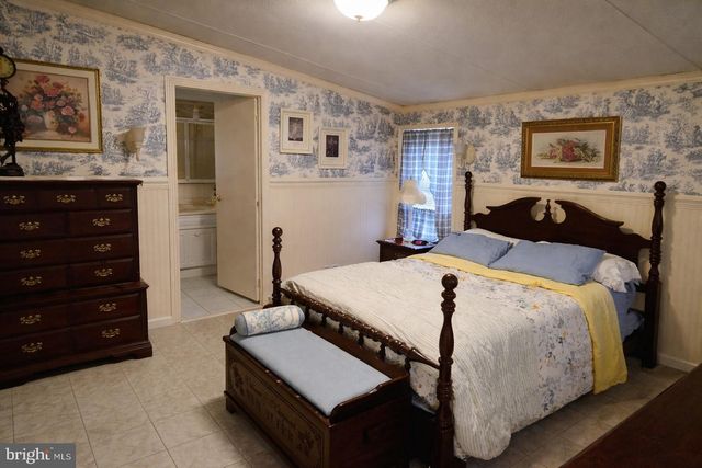 2 LOG LN, East Earl, PA 17519