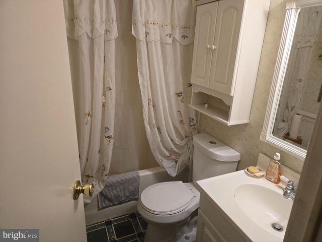 2 LOG LN, East Earl, PA 17519