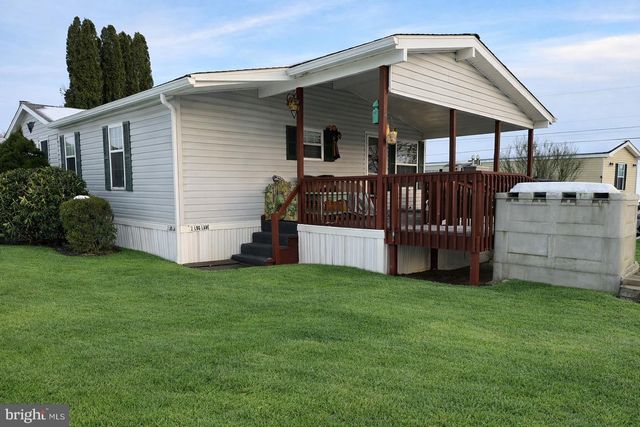 2 LOG LN, East Earl, PA 17519