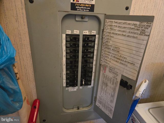 2 LOG LN, East Earl, PA 17519