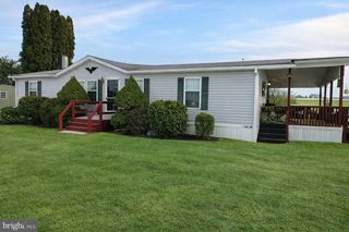 2 LOG LN, East Earl, PA 17519