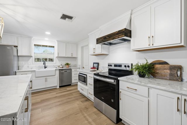 610 N Adams Avenue, Rayne, LA 70578