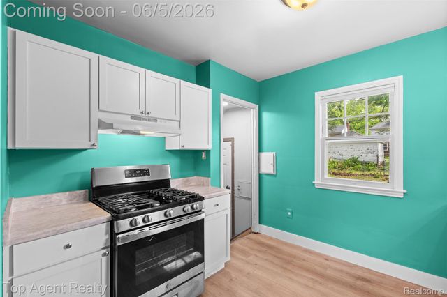 2625 W 8 Mile Road, Detroit, MI 48221