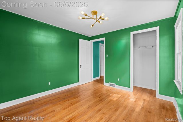 2625 W 8 Mile Road, Detroit, MI 48221