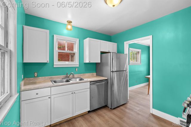 2625 W 8 Mile Road, Detroit, MI 48221