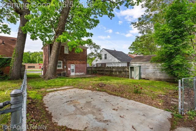 2625 W 8 Mile Road, Detroit, MI 48221