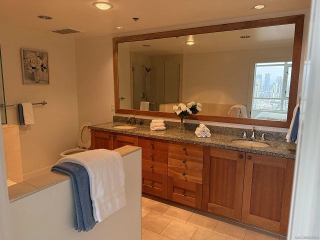 700 W Harbor 2501, San Diego, CA 92101
