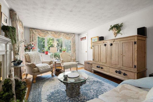11 Country Rd, Brookline, MA 02467