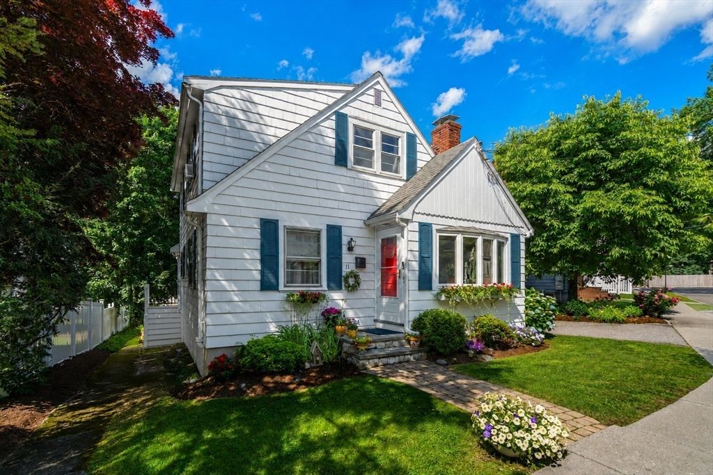 11 Country Rd, Brookline, MA 02467