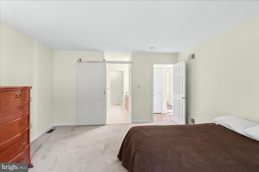 Image 12 of property listing at 9 PARKSIDE DR, Elverson, PA 19520