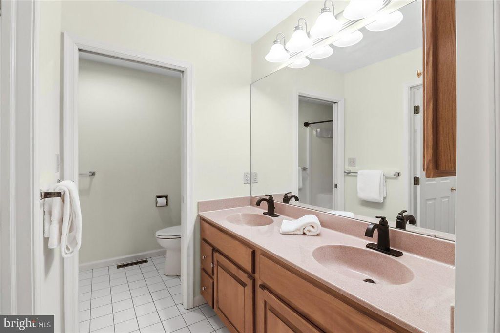 Image 13 of property listing at 9 PARKSIDE DR, Elverson, PA 19520