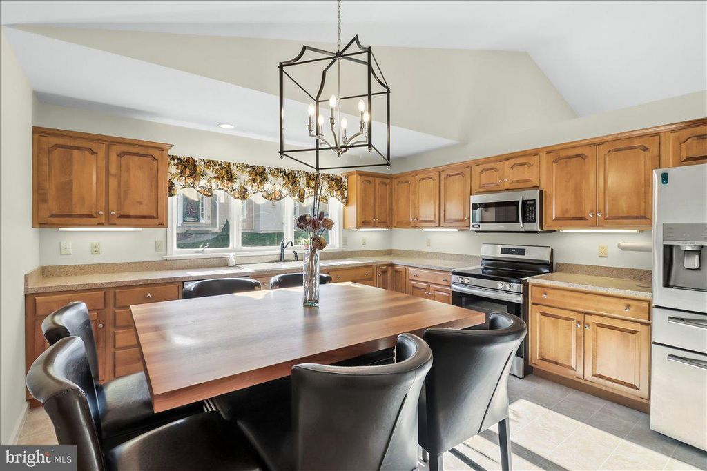 Image 4 of property listing at 9 PARKSIDE DR, Elverson, PA 19520