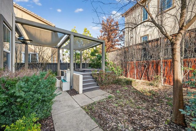 894 Blossom Rock Ln, Folsom, CA 95630