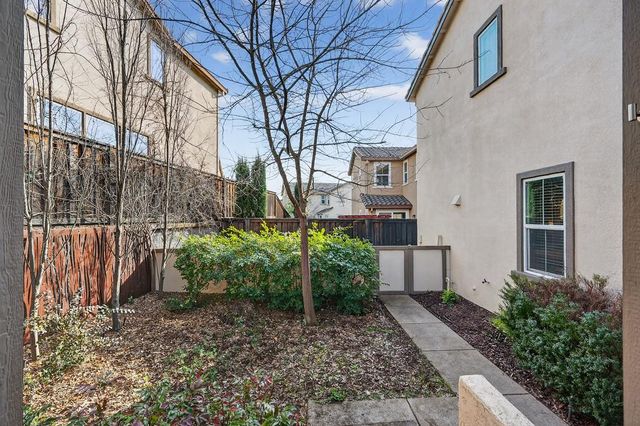 894 Blossom Rock Ln, Folsom, CA 95630