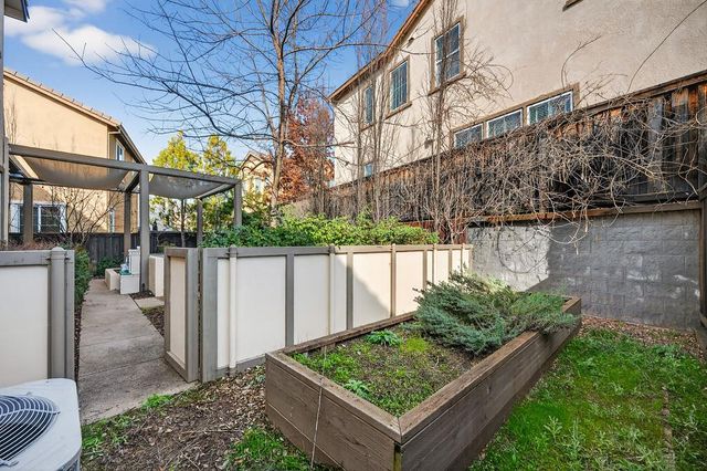 894 Blossom Rock Ln, Folsom, CA 95630