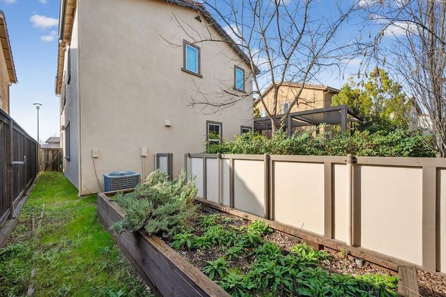 894 Blossom Rock Ln, Folsom, CA 95630