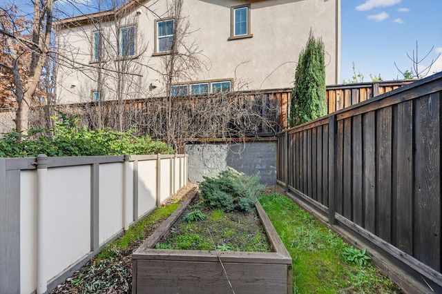 894 Blossom Rock Ln, Folsom, CA 95630