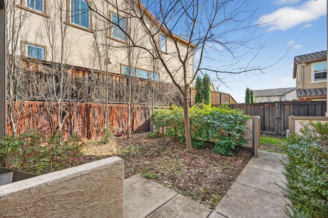 894 Blossom Rock Ln, Folsom, CA 95630