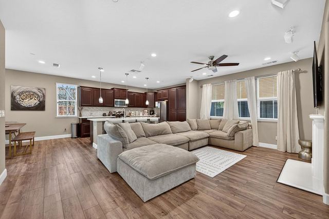 894 Blossom Rock Ln, Folsom, CA 95630