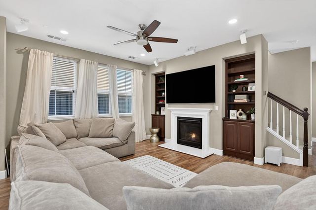 894 Blossom Rock Ln, Folsom, CA 95630