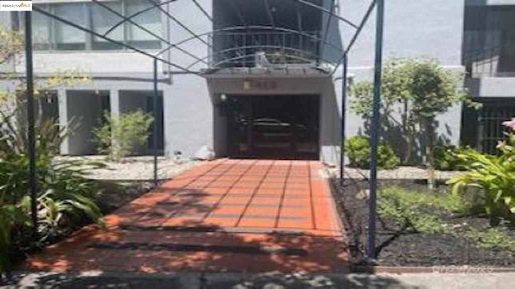 398 Adams St 204, Oakland, CA 94610