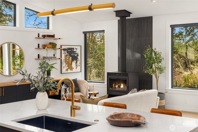 9661 NE Pine Street, Bainbridge Island, WA 98110