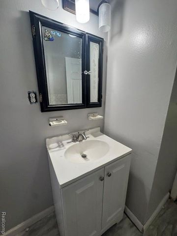 1530 E Evelyn Avenue, Hazel Park, MI 48030