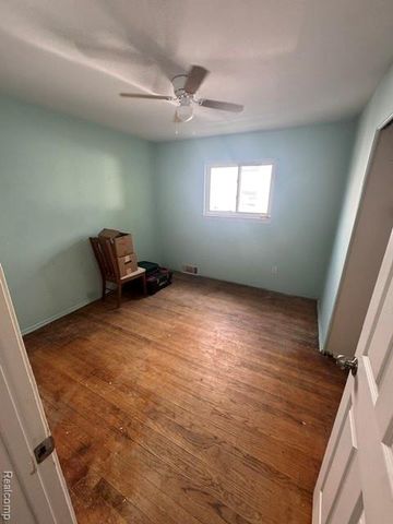 1530 E Evelyn Avenue, Hazel Park, MI 48030