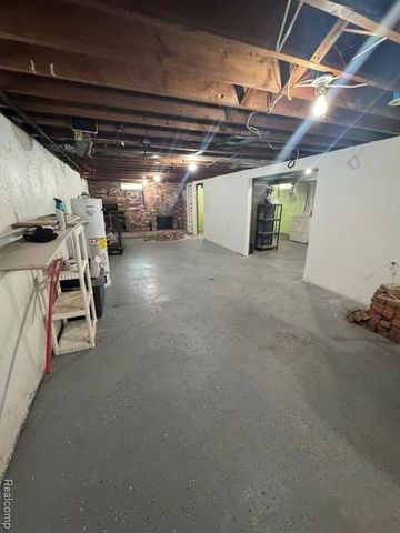 1530 E Evelyn Avenue, Hazel Park, MI 48030