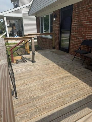 1530 E Evelyn Avenue, Hazel Park, MI 48030