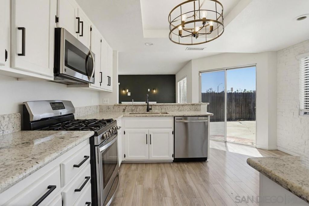 Image 13 of property listing at 39991 Falcon Way, Murrieta, CA 92562
