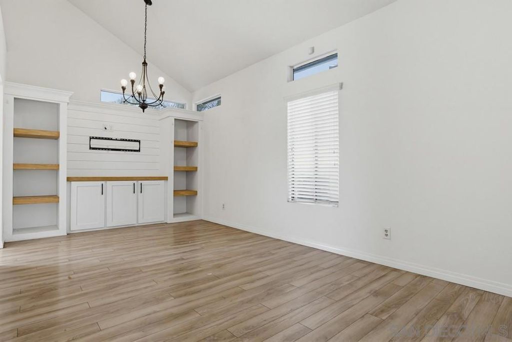 Image 5 of property listing at 39991 Falcon Way, Murrieta, CA 92562
