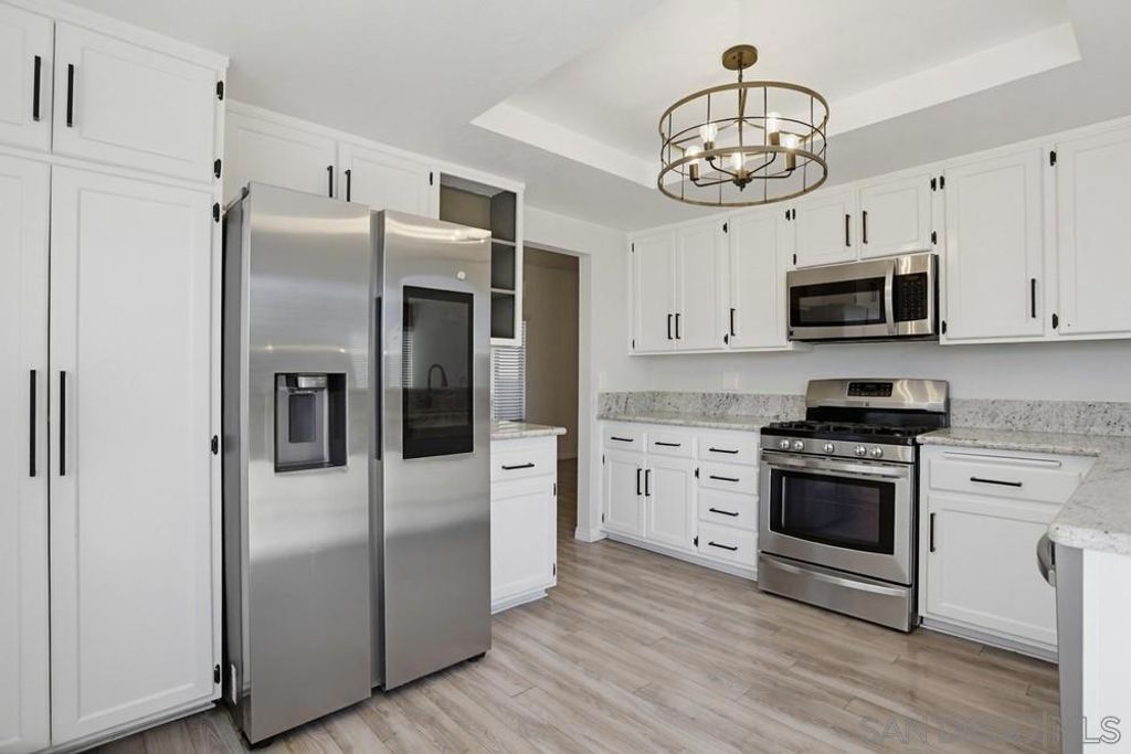 Image 8 of property listing at 39991 Falcon Way, Murrieta, CA 92562