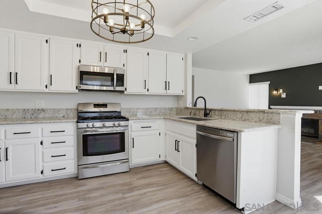 Image 9 of property listing at 39991 Falcon Way, Murrieta, CA 92562