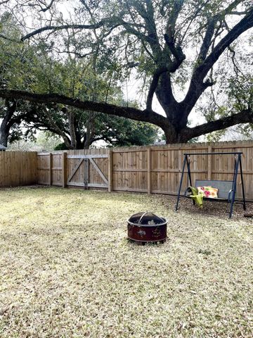 2200 Linwood Lane, Bay City, TX 77414