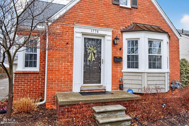 1776 Manchester Boulevard, Grosse Pointe Woods, MI 48236