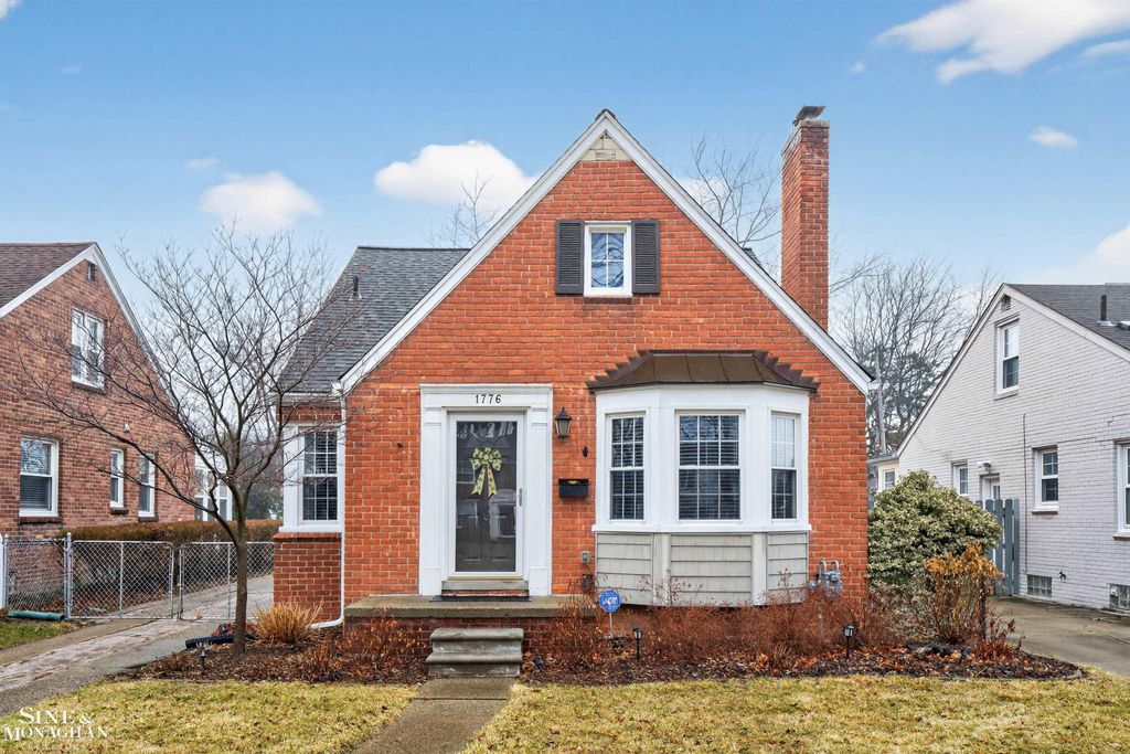 1776 Manchester Boulevard, Grosse Pointe Woods, MI 48236