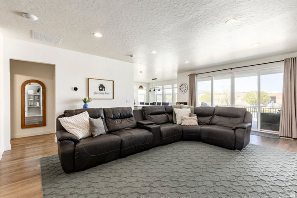 Image 3 of property listing at 712 W BLUE MOUNTAIN DR, Saratoga Springs, UT 84045