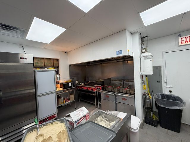 2441 N Clark Street, Chicago, IL 60614