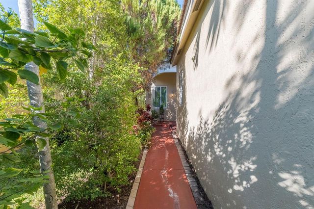 1784 Aspen Ln, Weston, FL 33327